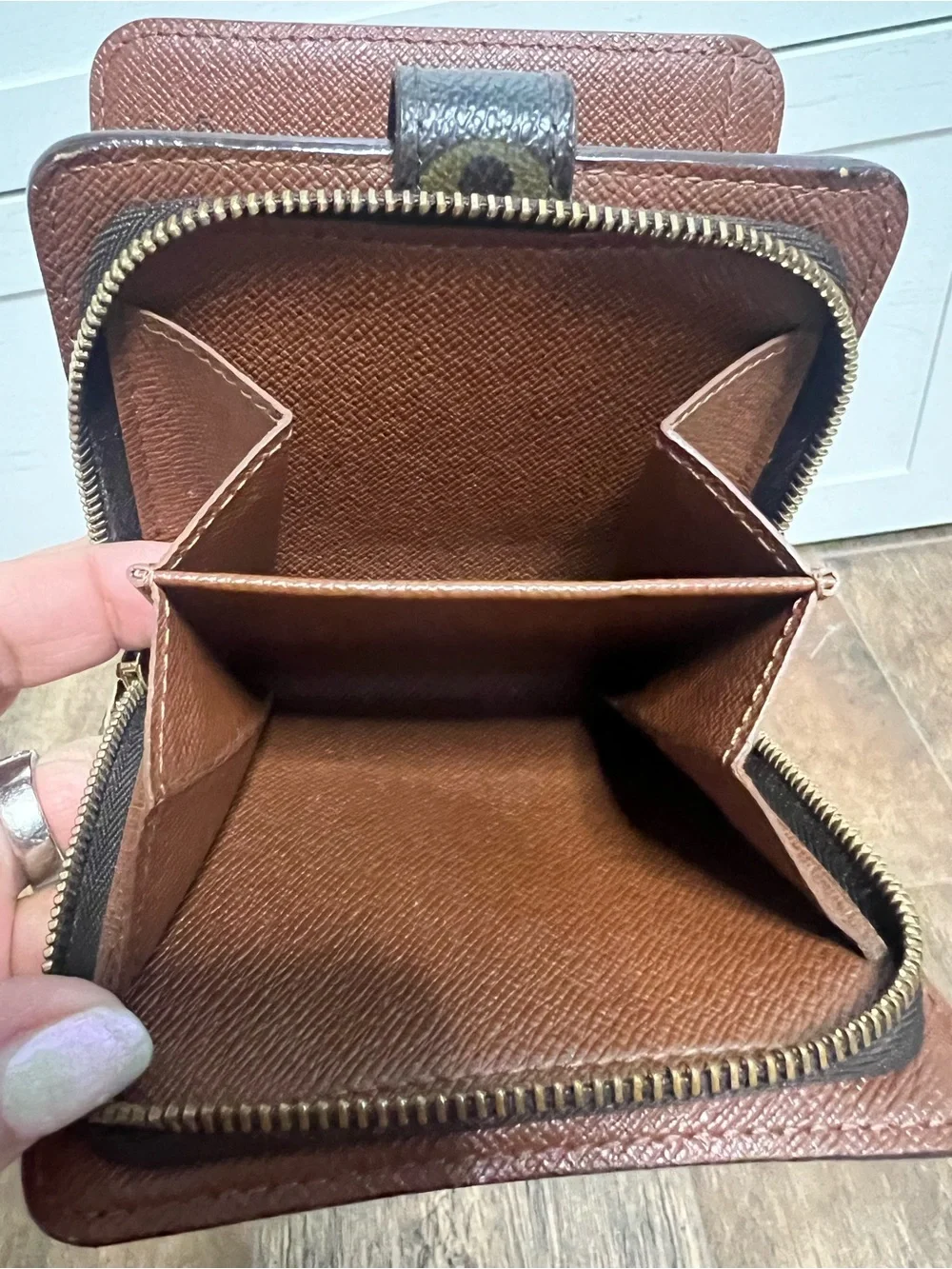 Louis Vuitton Monogram Compact Bifold Wallet - Excellent Condition